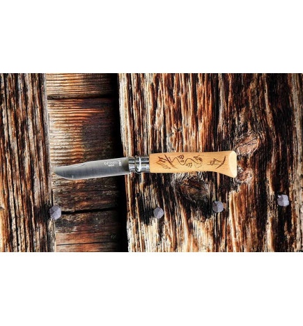 Opinel tradition N°8 gravé skieur ambiance