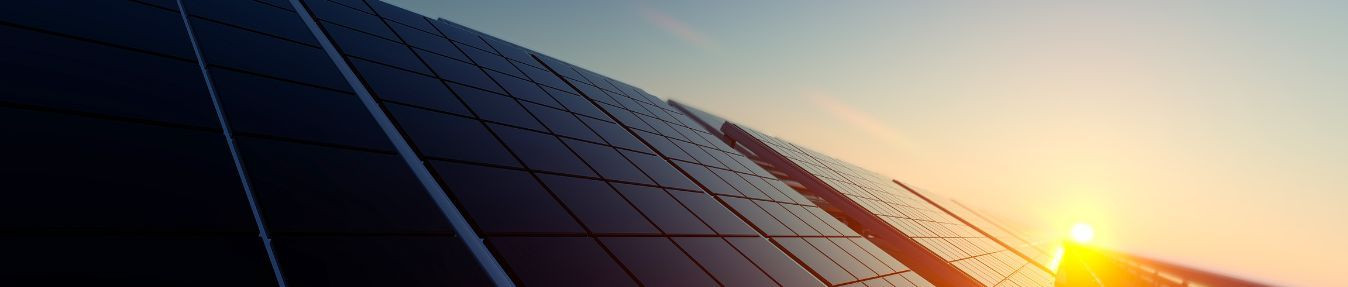 屋外の太陽エネルギー - ソーラーパネルとバッテリー